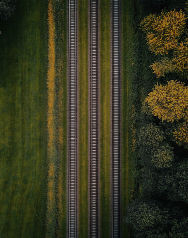 Paisagen verde e rodovias de trem